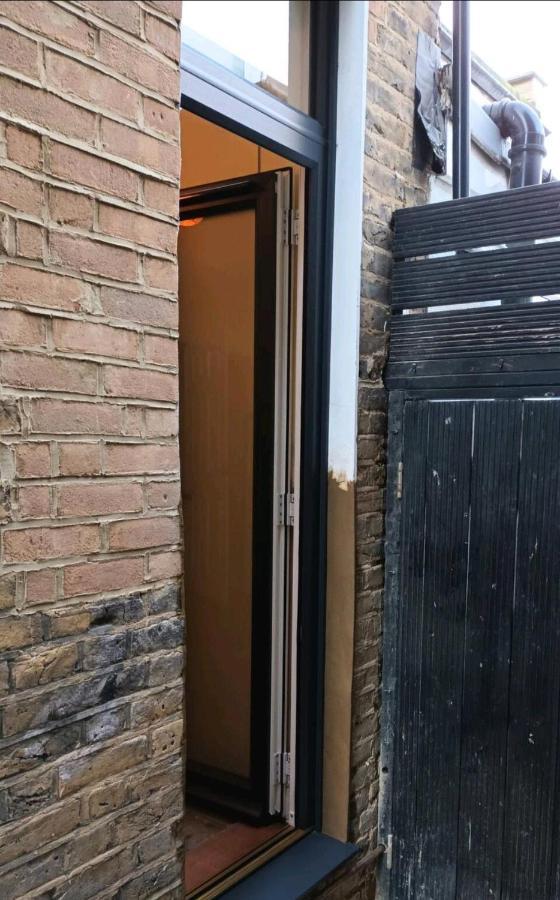 Room With Luxury Private Bathroom & Independent Entrance Near Tube ロンドン エクステリア 写真