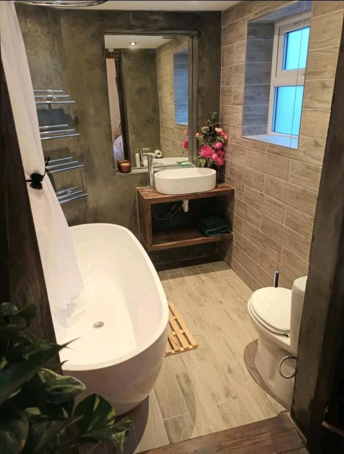 Room With Luxury Private Bathroom & Independent Entrance Near Tube ロンドン エクステリア 写真