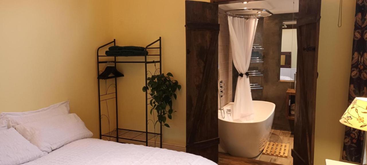 Room With Luxury Private Bathroom & Independent Entrance Near Tube ロンドン エクステリア 写真