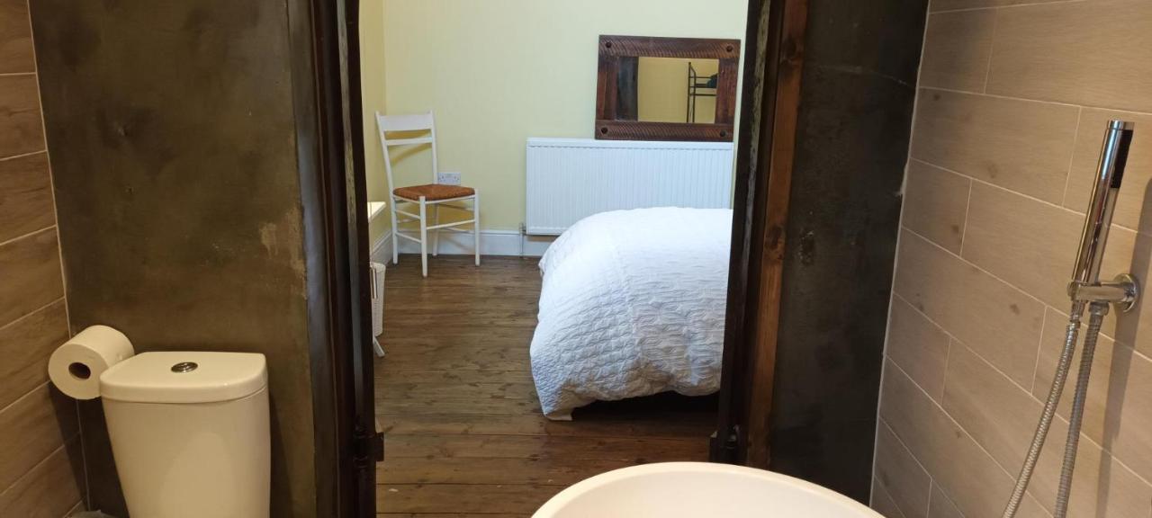 Room With Luxury Private Bathroom & Independent Entrance Near Tube ロンドン エクステリア 写真
