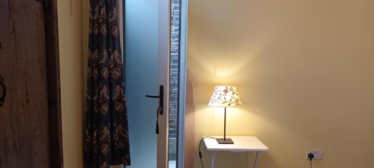 Room With Luxury Private Bathroom & Independent Entrance Near Tube ロンドン エクステリア 写真