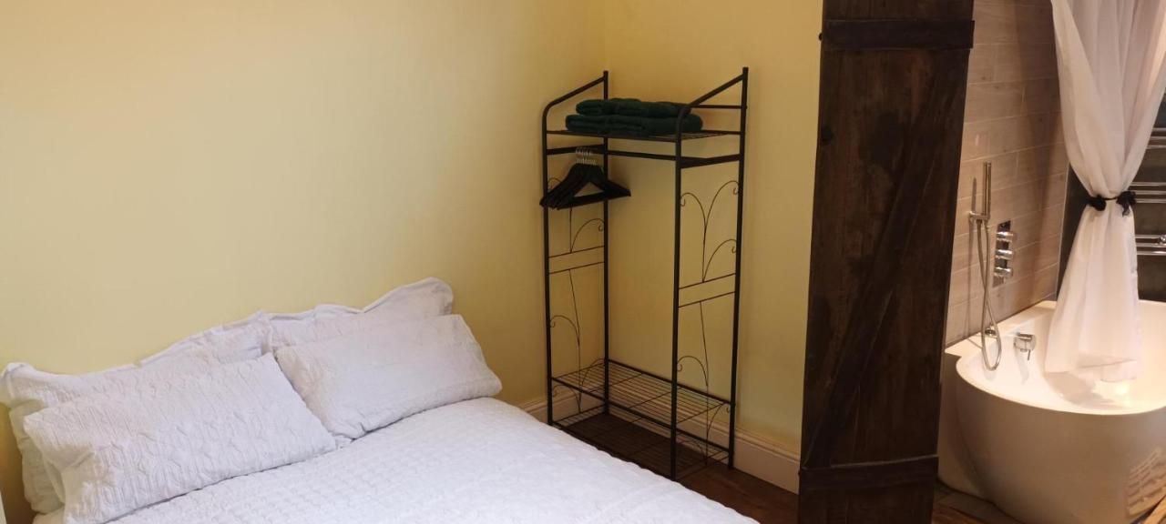 Room With Luxury Private Bathroom & Independent Entrance Near Tube ロンドン エクステリア 写真