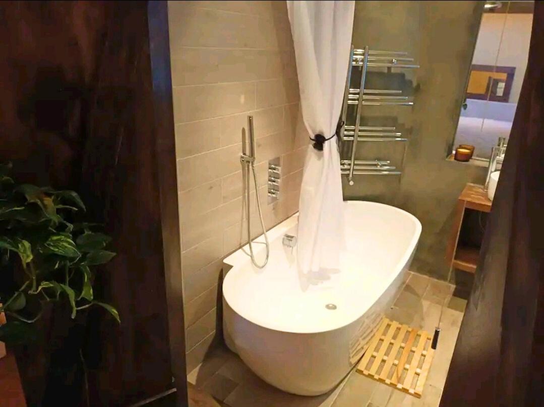 Room With Luxury Private Bathroom & Independent Entrance Near Tube ロンドン エクステリア 写真